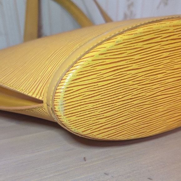 Louis Vuitton Yellow Epi Leather Tote Bag With Lock And Key - Picture 9 of 16